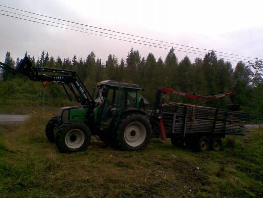 Valtra 700 ja patu505+kärri.
Laudan ajoa.
Avainsanat: valtra 700 patu 505 kärri