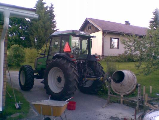 Valtra 700 ja betonimylly.
Avainsanat: valtra 700 betonimylly