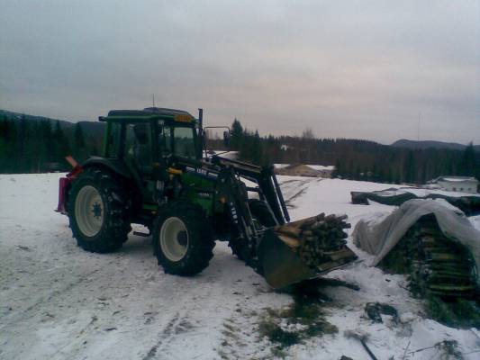 Valtra 700 ja esko 225
Polttopuun ajoa.
Avainsanat: valtra 700 esko 255