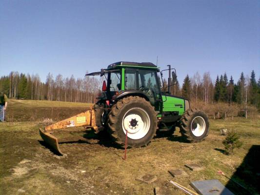 Valtra 700 ja raju.
Tasailin rakennuksen pohjaa.
Avainsanat: valtra 700 raju