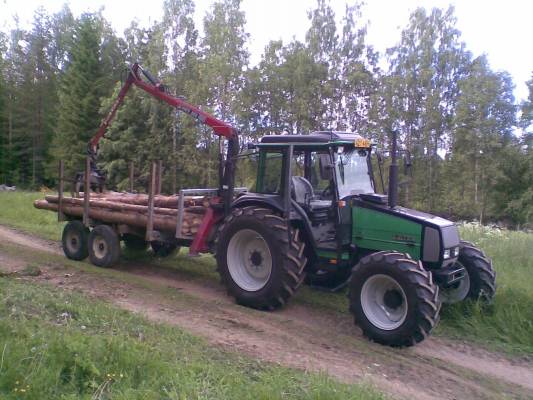 Valtra 700 ja Patu 505 + kärri
Sahapuiden ajoo.
Avainsanat: valtra 700 patu kärri