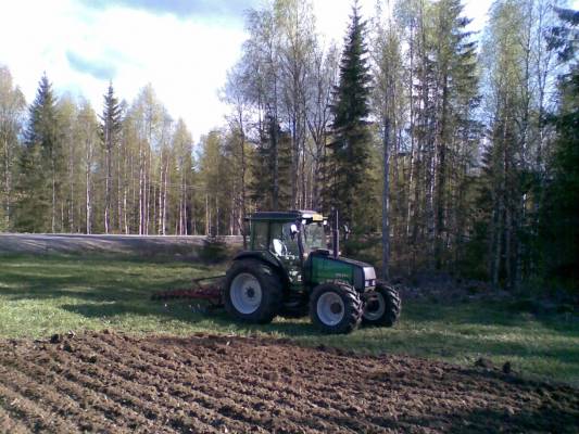 Valtra 700 ja kongskilde
Äestelin perunapeltoa.
Avainsanat: valtra 700 konsgilde