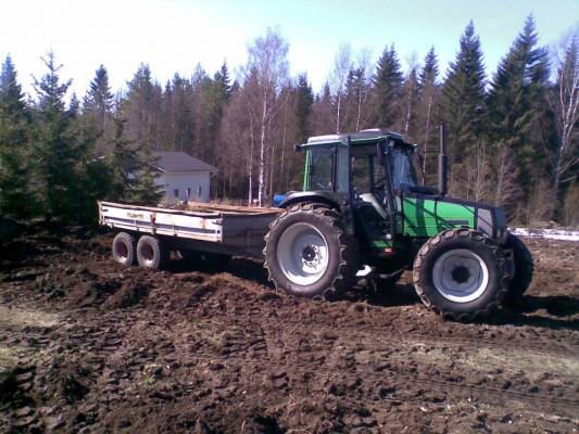 Valtra 700 ja tuhti
Ajoin maata rakennuksen pohjalta.
Avainsanat: valtra 700 tuhti