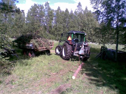 Valtra 700 ja Hakki vinssi
Sahapuiden vinssausta.
Avainsanat: Valtra 700 hakki vinssi