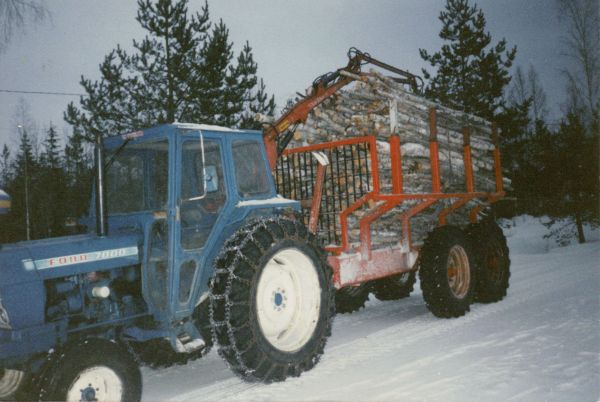 Ford 7000 ja Hakki
Fordin vuosimalli ei ole minulla tiedossa. Mehtäkärry on omavalmiste. 
Avainsanat: Ford 7000 Hakki