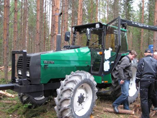 Valmet 905 + kronos 650 Naarvan kouralla
Oli metkossa myynnissä 
Avainsanat: valmet 905 metko