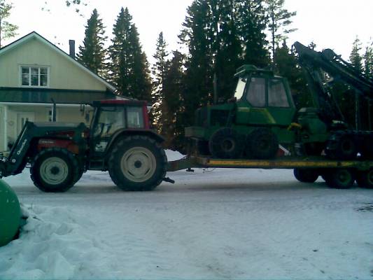 valtra 6550 ja norcar 600h
Piti käydä viemässä hakkuukone uudelle savotalle.
Avainsanat: norcar valtra 6550 600h