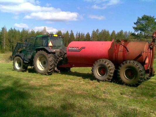 Valtra 8550 ja livakka
Lietteen levitystä keväällä nurmille
