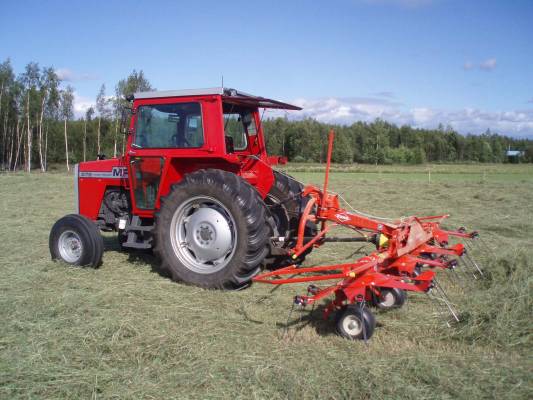 MF 575 + Kuhn GF5001
Heinien pöyhimistä.
Avainsanat: MF 575 Kuhn