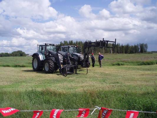 Valtrat
Taaempana LH-lift kuormain.
Avainsanat: LH-lift Valtra