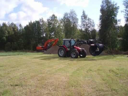 MF 6255 ja  Hitachi Zaxis 210
Maalämpöputkien vetoa.
Avainsanat: MF 6255 Hitachi