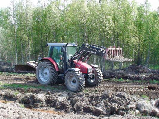 MF 6255
Piti käydä verestämässä muistoja, kun pääsi tuo kiinnijäämiskuva tuohon etusivulle. Eli sama paikka pikkuisen kuivempana.
Avainsanat: MF 6255