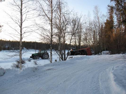 valtra-valmet 8400 ja valtra n141h
yhdistelmä on tullu kuvan suunnasta ,eli pihalta joka nousee jyrkästi tiellä,ja liukas mäki
Avainsanat: valtra n141h