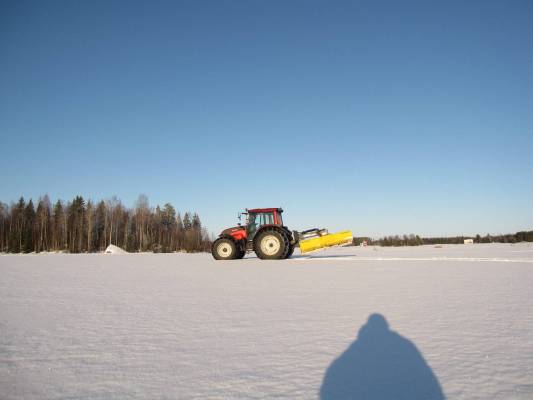 valtra n141 ja vama
lunta odotelles 
Avainsanat: valtra n141 vama