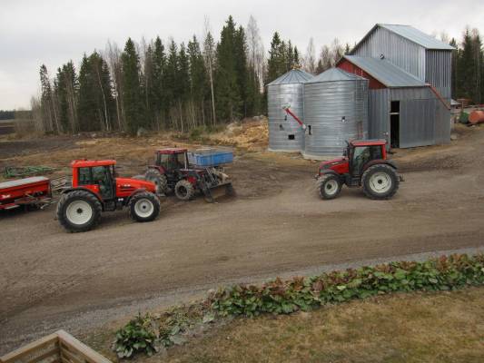 same silver 110,case ih 845,valtra n141
kevättä odotelles
Avainsanat: same silver 110 case 845 valtra n141