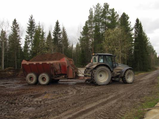 valtra t151&compo
paskaa pellolle 
Avainsanat: valtra t151 compo