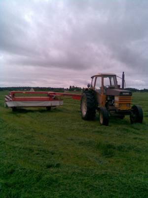 valmet  1103 ja kuhn 352
niittoa
Avainsanat: valmet kuhn