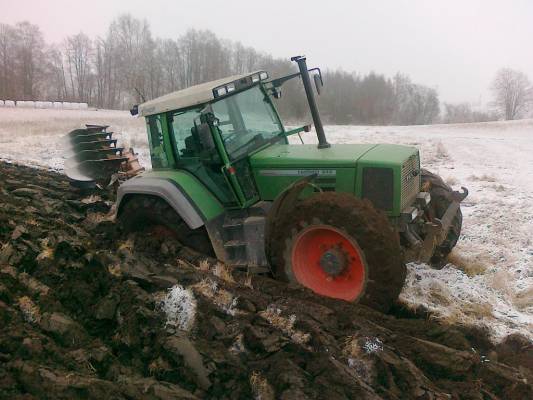 Fendt 818 & Kverneland 5-siipiset aurat
löyty vielä joulukuussa kyntäessä vähän märkä kohta....
Avainsanat: Fendt Kverneland