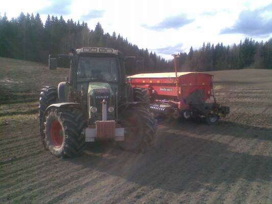 Keväisiä kylvöjä
Fendt 412 Vario & Junkkari Simulta ST400
Avainsanat: Fendt Junkkari