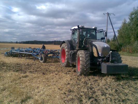 Fendt 936, Fendtin peltopäiviltä Kärkölästä 13.9.2008
Olihan muuten lepposa peli ajella... kulutuskin oli vaan vaatimattomat 60 litraa tunnissa, kun veteli 17 km/h tota kultivaattoria perässä.
Avainsanat: Fendt