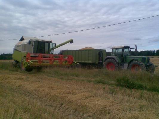 Claas 350 Mega ja Fendt 818 + kärry
2007 Syksyn puinneilta
Avainsanat: fendt claas kärry