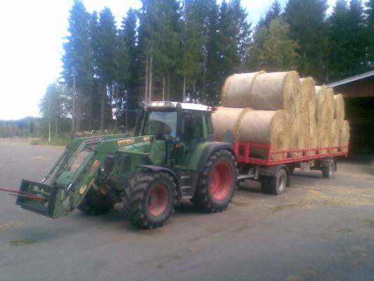 Paalin ajossa
viimesimpiä kuormia viidensadan paalin urakasta... Pääse alottaa syys muokkaukset kun on pellot tyhjinä.

Fendt 412 Vario & omavalmiste paalikärry
Avainsanat: Fendt