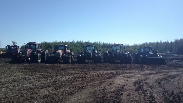 Kalusto kesälle 2013
Vasemmalta Prinoth T4, Valtra T190, Valtra 162v, Valtra 213v, Valtra T170 ja Valtra 8550
Avainsanat: valtrat