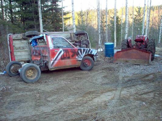 pätkä-isuzu, lada ottaa lepiä ja takana valmet 361
tuli yks kesä tämmenen pätkis rakennettua, seuraava etappi autoille on kuusakoski.
Avainsanat: isuzu 361 valmet lada