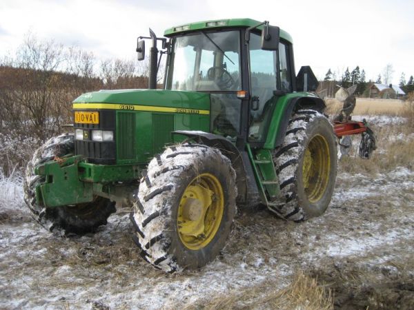 John Deere 6610
Tuollanen tuli hommattua harrastekoneeksi.Huippusiisti.Mittarissa 3200 tuntia
