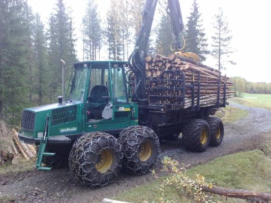 Timberjack 1110
Kuitupuun ajossa. Pitkästä aikaa ajokoneella.
Avainsanat: timberjack 1110