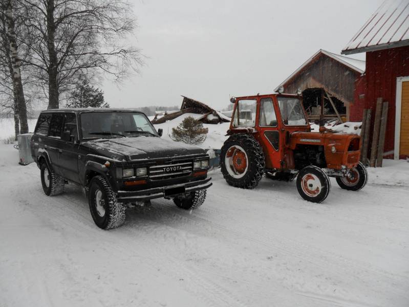 Toyota LandCruiser hj61 & Fiat 415.
Tommosta kulkupeliä löytyy itteltä. 
Avainsanat: Toyota LandCruiser hj61 & Fiat 415