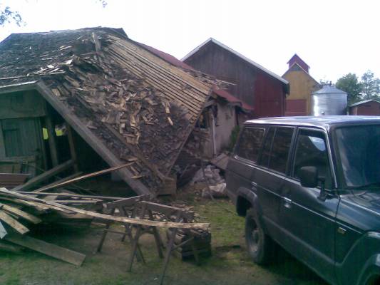 Ulkorakennuksen hajottamista toyotalla. 
2500kg liina ei vain tahdo kestää vetoa. 
