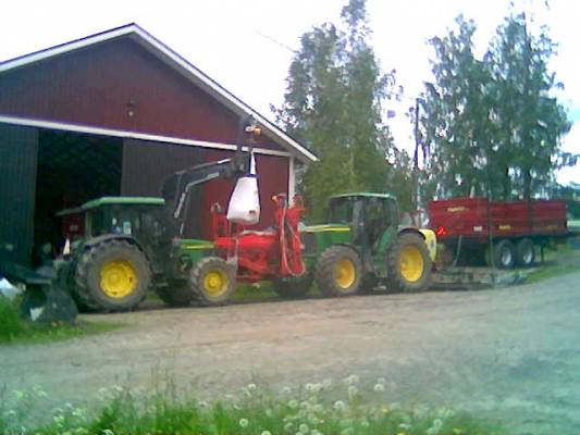 "tankit" täyteen
Pikku-Jonttu nostelee venäjän lantaa lannoitteenlevittimeen , ja Tuhti-kärryssä Svedu-armyn "vesipatja"  josta lasketaan vettä ruiskuun..
Avainsanat: JD5510 JD6620 rauch hardi tuhti ws140