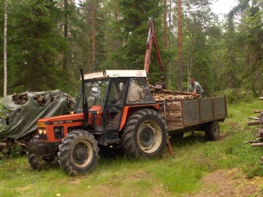 Zetor 7745+Hakki Souvari 2400A+Tuhti+2 ukkoo
Polttopuun ajussa
Avainsanat: zetor 7745 tuhti hakki ukko