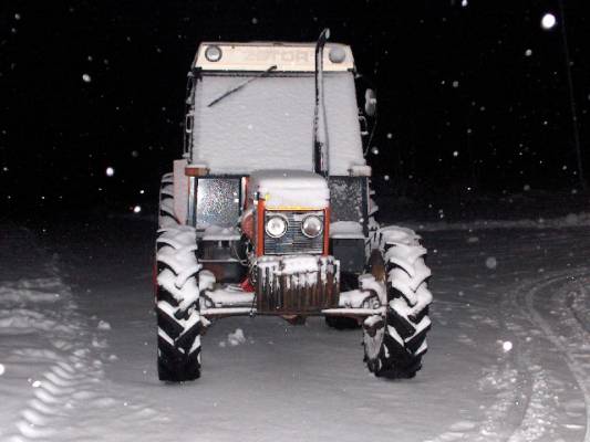 Zetor 7745
Zetka seesoo lumisateessa ja valmis lähtemään linkoomaan kun tarvitaan
Avainsanat: zetor 7745