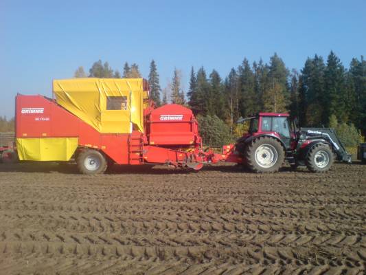 Valtra T150 ja Grimme SE 170-60
Perunan nostossa viime syksynä
Avainsanat: valtra grimme