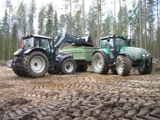 hiekan kuormausta
t171 kuormaa ja t160 kärryn edessä
Avainsanat: t171 t160