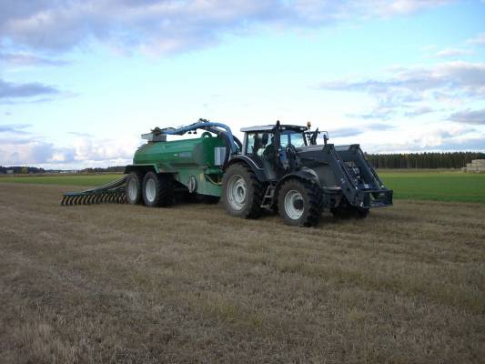 syksyn lietteen ajoa
Valtra T171a ja agronic 14m3
Avainsanat: valtra t171 agronic