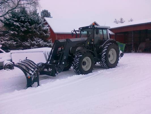 Valtra N 141A
Lumikones
