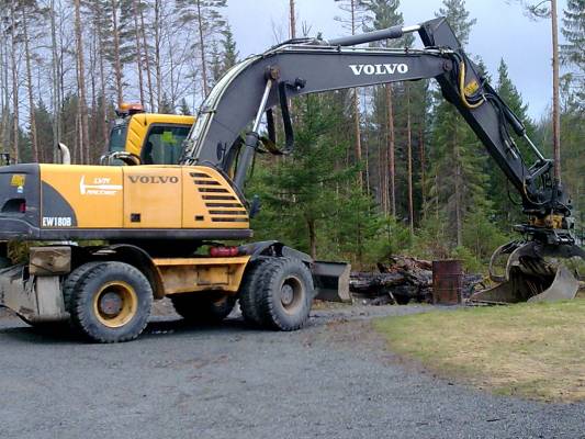 volvo 180ew
siinä olisi mun ajokki pestynä ja puunattuna :P
