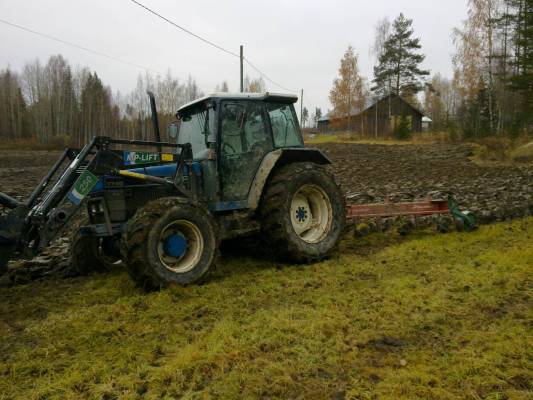 Ford 7740 ja perässä Kverneland AB85
vielä ois pari hehtaaria ku sais ensi salaojitettua sen..
Avainsanat: Ford Kverneland