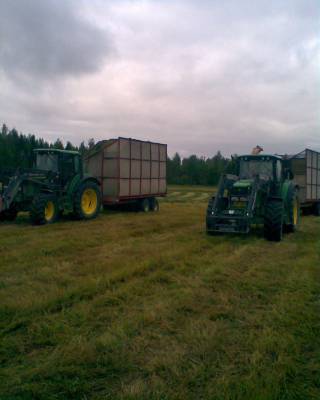 Rehuntekoa
kärrin vaihdossa.. jontikat on serkkujen ku tehdään aina porukassa 
Avainsanat: John Deere 6420 6520 JF1050