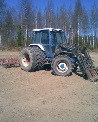 Ford 6610 kuormaimen kanssa.
toiseen traktoriin tuli uus kuormain niin pistettiin vanha tähän
Avainsanat: Ford