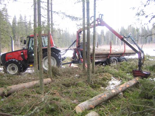 Puunajoa pitkäperjantaina Valtra 6400 Hakki3310H Hakki MV92K
Avainsanat: Valtra