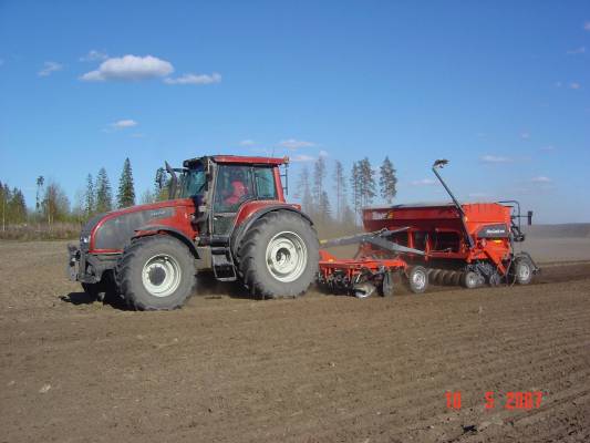 Valtra T190 & Tume
Löyty kevään 2007 kylvökuvia
Avainsanat: Valtra Tume