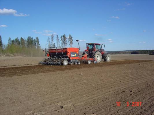 Valtra T190 & Tume
Löyty kevään 2007 kylvökuvia
Avainsanat: Valtra Tume