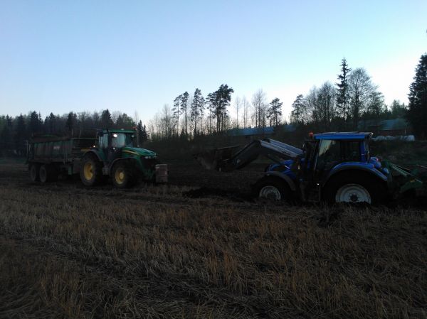 Valtra pääsi ketjun jatkoksi
Hetkeä aikaisemmin roolit oli toistepäin. 
JD7920 vetää ja Valtra 163D vikisee
Avainsanat: JD Valtra