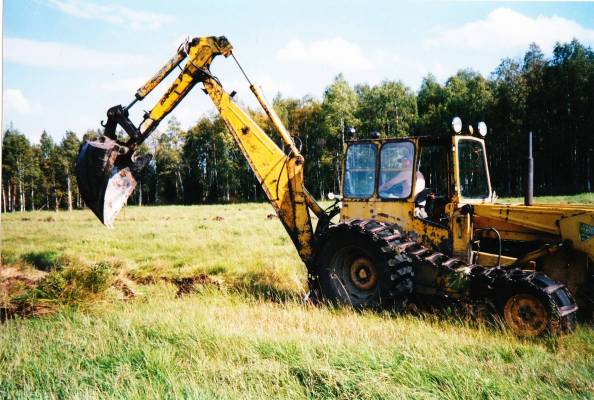 MF 3303, James 610 kaivuri ja Ukko James etukuormaaja vm-67
Sarkaojien kaivua syksyllä 2005.
