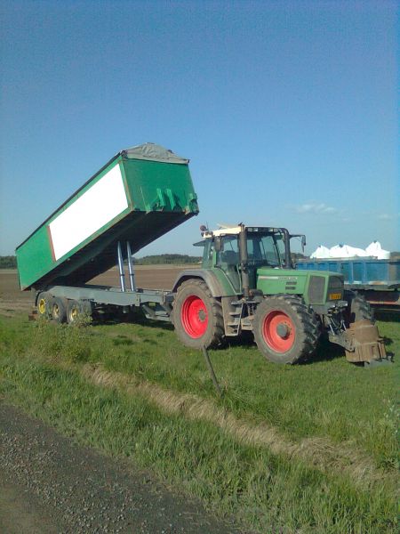 Fendt 824 ja vaunu
936 edeltäjä. Tällä yhdistelmällä hoidettiin potunistutuskoneen täyttöä. 
Avainsanat: ventti 824 vaunu vanha kunnon 824