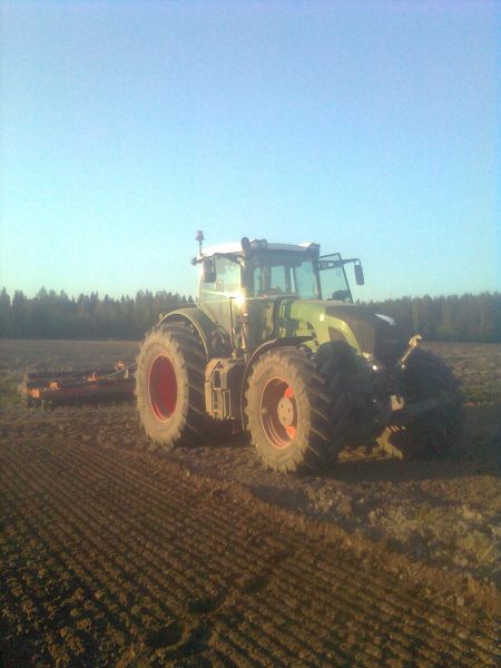 fendt 936 ja pegoraro
kesäillassa paistattelua ja pottupellon jyrsintää
Avainsanat: fendt 936 pegoraro pori